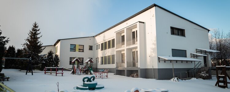 Budova materskej školy a zdravotného strediska v novom šate - Ilustračná fotografia